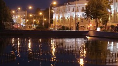 Gomel, Beyaz Rusya - 1 Haziran: Sovyetler, gece, yabancılarla yürüyüş Gomel, Belarus akşam şehre 1 Haziran 2016 çeşme renkli.