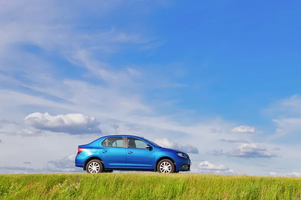 Nieuwe auto geparkeerd langs de kant van een eenzame weg in landelijke — Stockfoto