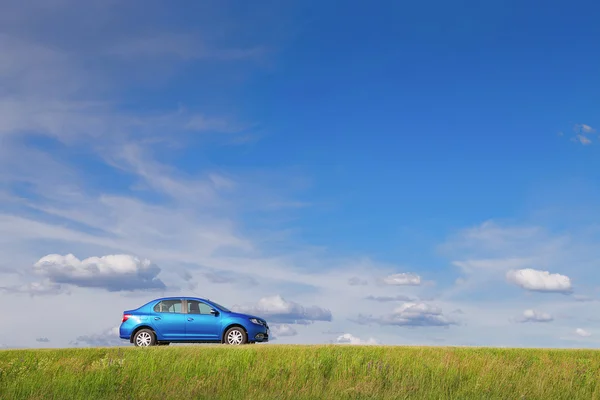 Ny bil parkerad vid sidan av en ensam väg i landsbygdens Stockfoto