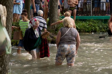 Slavgorod, Beyaz Rusya - 16 Ağustos: Mavi Krynica. Honey Spas şifa için toplu hac Ağustos 16, 2013 Slavgorod, Beyaz Rusya ..