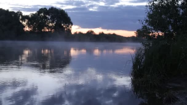 Matin lever de soleil reflet dans le brouillard brumeux monter de l'eau de la rivière qui coule . — Video