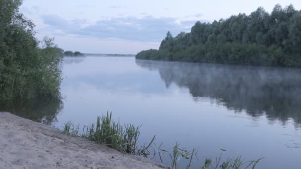 Reflejo del amanecer matutino en niebla brumosa subida del agua del río . — Vídeo de stock