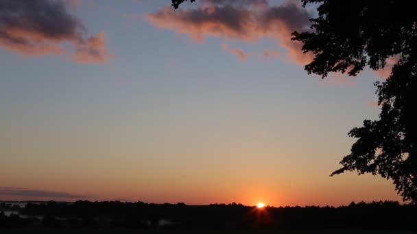 Brillante amanecer cumbre por encima de las olas de nubes que fluyen, disco de sol rojo lapso de tiempo — Vídeo de stock
