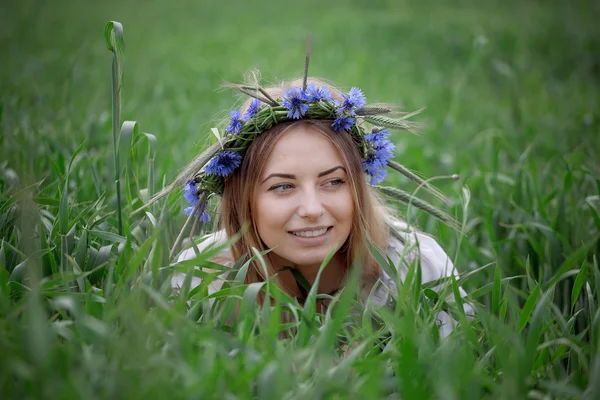 Romantisch portret van het mooie meisje met een bloem in het haar — Stockfoto