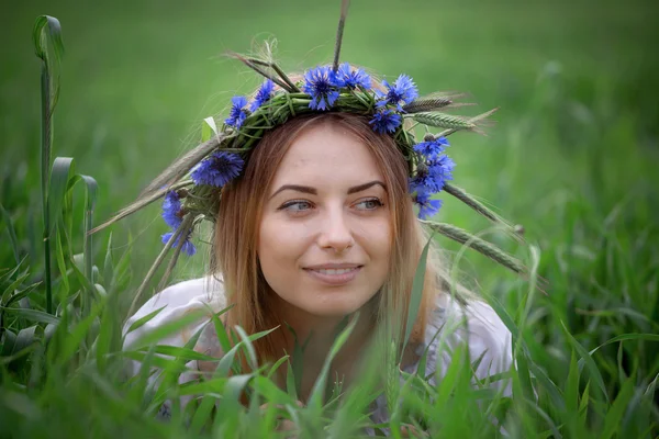 Retrato romántico de la hermosa chica con una flor en el pelo — Foto de Stock