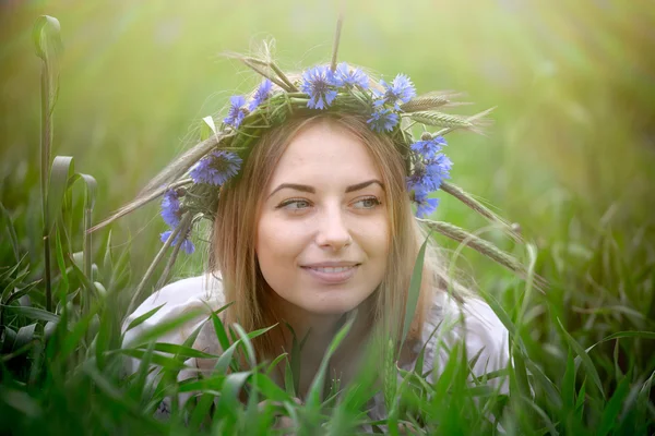 Portrait romantique de la belle fille avec une fleur dans les cheveux — Photo