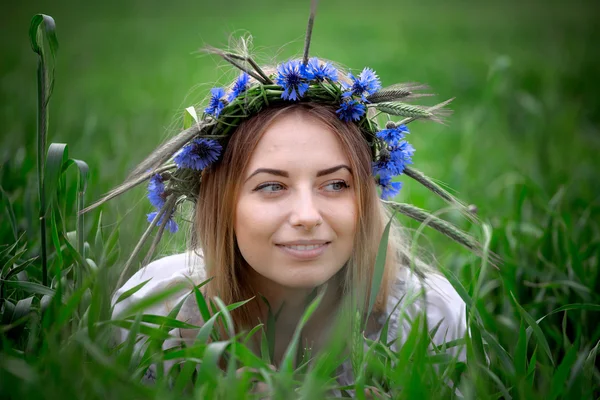 Portrait romantique de la belle fille avec une fleur dans les cheveux — Photo