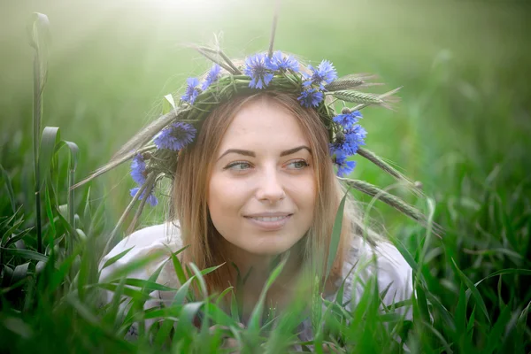 Retrato romántico de la hermosa chica con una flor en el pelo — Foto de Stock