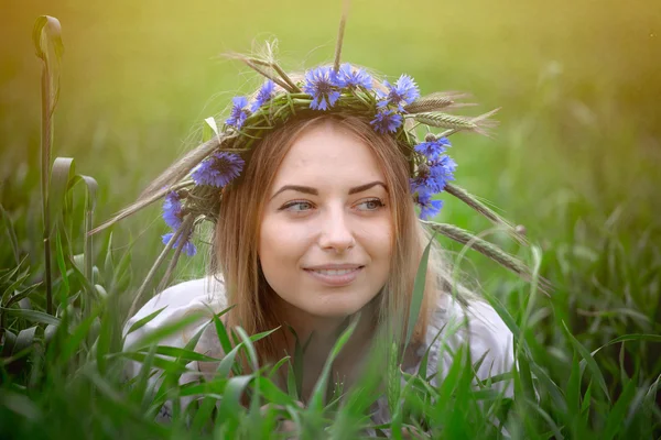 Portrait romantique de la belle fille avec une fleur dans les cheveux — Photo