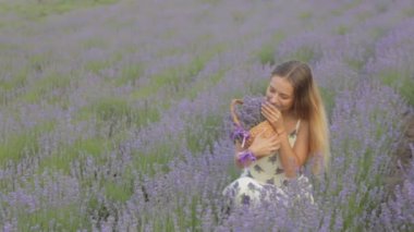 Çiçek açması lavanta tarlanın ortasında oturan mutlu ve rahat kız