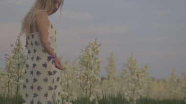 Kız duygu eller kulaklar dans gülümseyen bir alanda müzik kız portre güneş için dinleme ishal güler