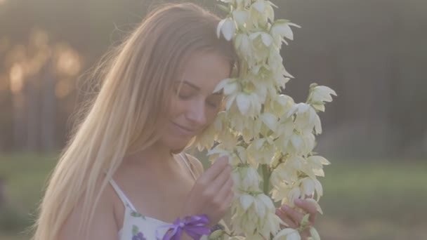 Chica en un campo sonriendo emociones manos bailando oídos risas corre escuchando música chica retrato sol — Vídeos de Stock