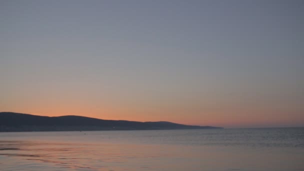 Soleil se levant sur l'horizon et le matin vagues de surf de mer sur la plage de sable fin — Video