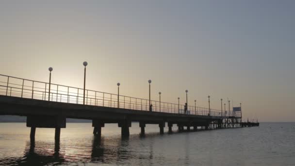 Vista temprana de la mañana del mar en el muelle — Vídeos de Stock