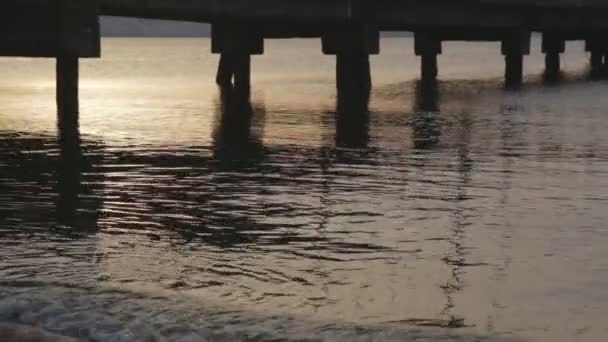 Vista temprana de la mañana del mar en el muelle — Vídeos de Stock