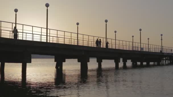 Vroege ochtend uitzicht op de zee op de pier — Stockvideo