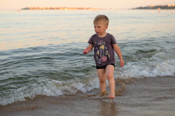 Garçon sautant la liberté dans la plage — Photo