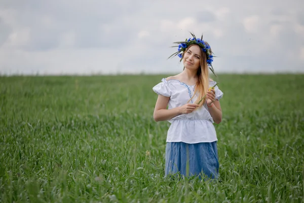 Romantický portrét krásné dívky s květinou ve vlasech — Stock fotografie