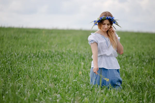 Romantisches Porträt des schönen Mädchens mit einer Blume im Haar — Stockfoto