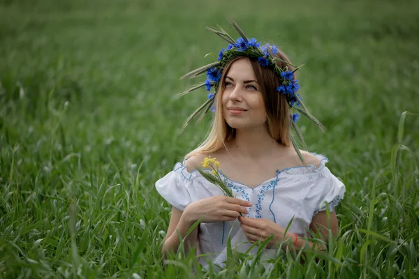 彼女の髪に花の美しい少女のロマンチックな肖像画 — ストック写真