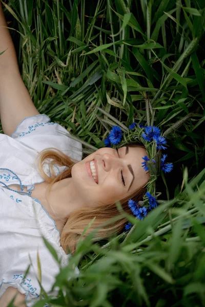 Portrait romantique de la belle fille avec une fleur dans les cheveux — Photo