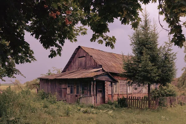 Dorfabend Holzzaun. ländliche Landschaft mit Blick auf die Hütten — Stockfoto