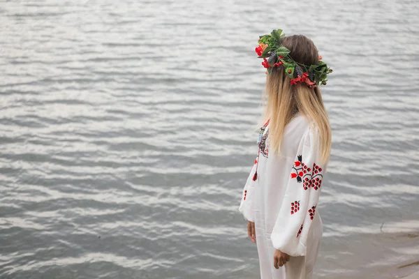 Joven mujer feliz vistiendo tradicionalmente se cierra y corona — Foto de Stock