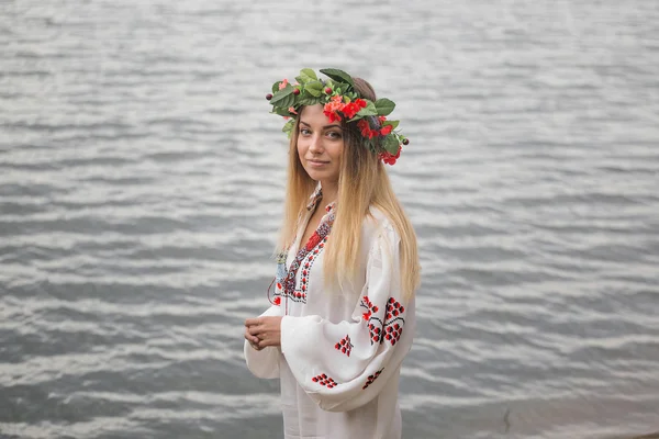 Fiatal boldog nő, fárasztó tradisional bezárul, és a koszorú — Stock Fotó