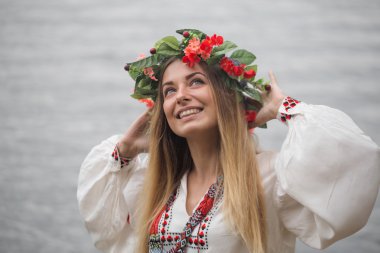 Tradisional kapanır ve çelenk giyen genç mutlu kadın