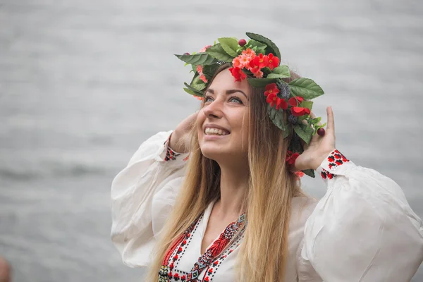 Jovem mulher feliz vestindo tradicionais fecha e grinalda — Fotografia de Stock