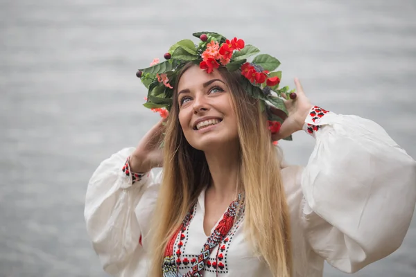 Jovem mulher feliz vestindo tradicionais fecha e grinalda — Fotografia de Stock