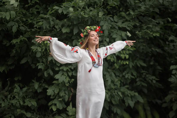 Mooie meisje in de Wit-Russische traditionele kleding met een krans — Stockfoto