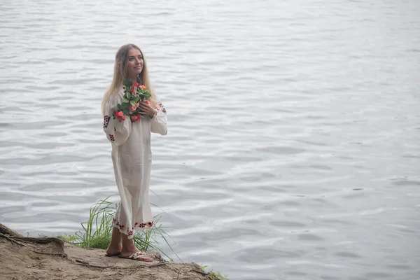 Jovem menina bonita no vestido tradicional de Belarusian com uma grinalda — Fotografia de Stock