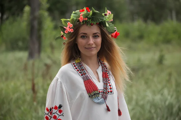 Young beautiful girl in the Belarusian traditional dress with a wreath — Stock Photo, Image