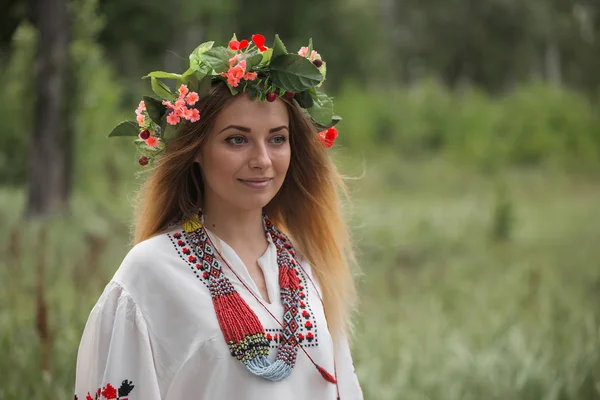 Young beautiful girl in the Belarusian traditional dress with a wreath — Stock Photo, Image