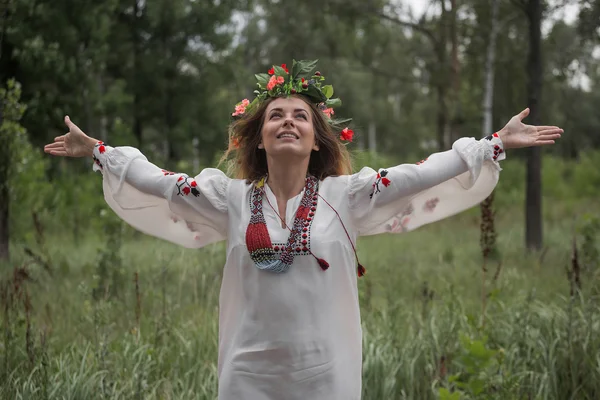 Ung vacker flicka i den vitryska traditionell klänningen med en krans — Stockfoto