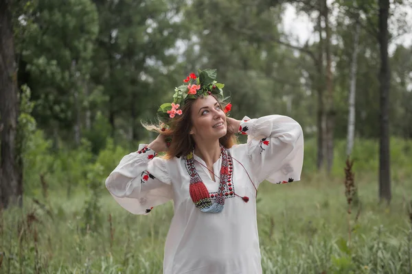 Jeune belle fille dans la robe traditionnelle biélorusse avec une couronne — Photo