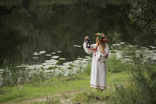 Krásná mladá dívka v běloruském tradiční šaty s věncem — Stock fotografie