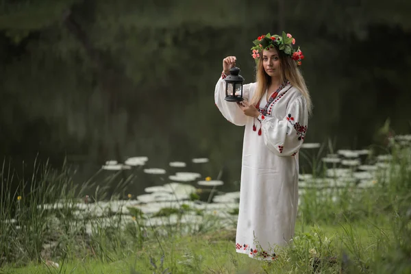 Jovem menina bonita no vestido tradicional de Belarusian com uma grinalda — Fotografia de Stock