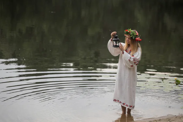 Mooie meisje in de Wit-Russische traditionele kleding met een krans — Stockfoto