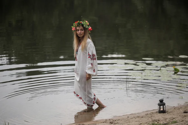 Joven hermosa chica en el vestido tradicional bielorruso con una corona — Foto de Stock