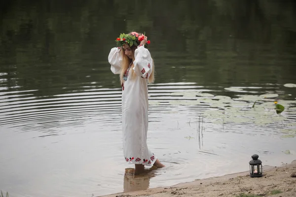 Joven hermosa chica en el vestido tradicional bielorruso con una corona — Foto de Stock