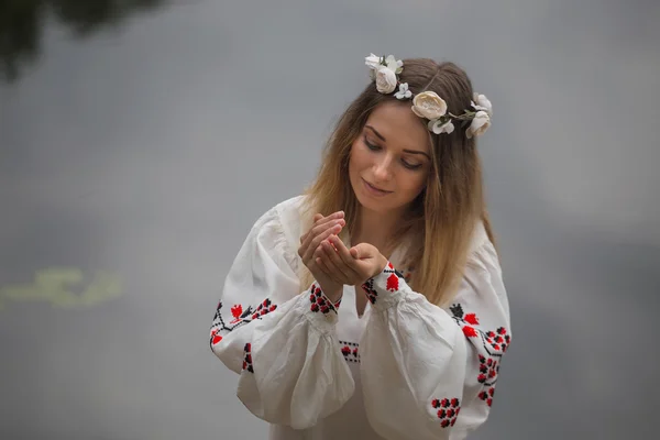 Jeune belle fille dans la robe traditionnelle biélorusse avec une couronne — Photo