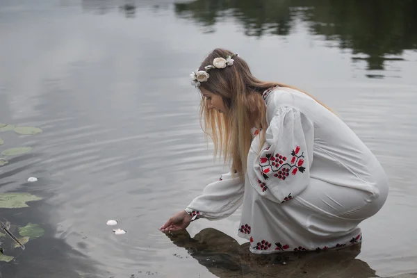 Krásná mladá dívka v běloruském tradiční šaty s věncem — Stock fotografie