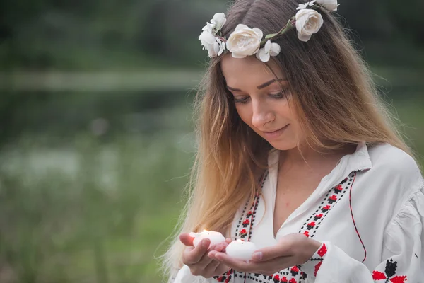 Jeune belle fille dans la robe traditionnelle biélorusse avec une couronne — Photo