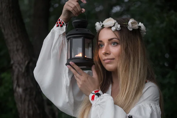 Mooie meisje in de Wit-Russische traditionele kleding met een krans — Stockfoto