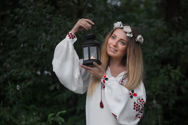 Young beautiful girl in the Belarusian traditional dress with a wreath — Stock Photo, Image