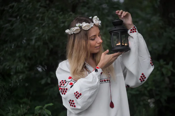 Jeune belle fille dans la robe traditionnelle biélorusse avec une couronne — Photo