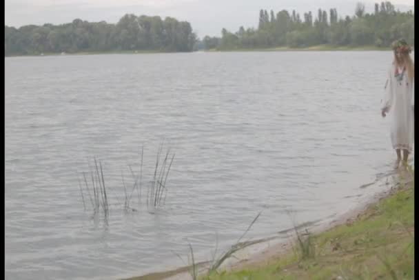 Молода щаслива жінка в закритому одязі і вінку . — стокове відео