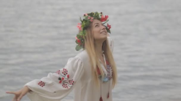 Jovem menina bonita no vestido tradicional de Belarusian com uma grinalda — Vídeo de Stock